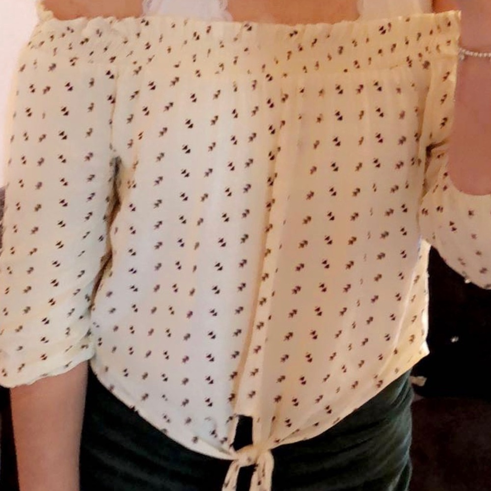 off the shoulder cropped w/ knot shirt